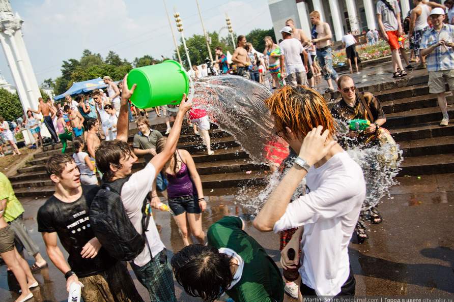 Water fights. Водяная битва ВДНХ. Водная битва ВДНХ 2014. Водная битва ВДНХ 2010. Водная битва ВДНХ девушки.
