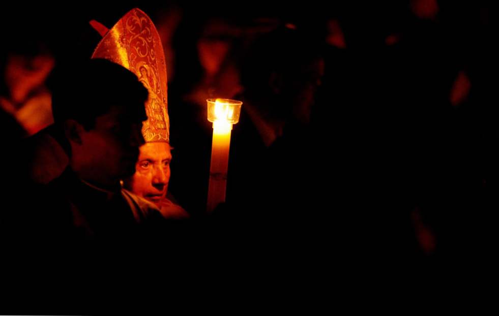 Пасха в 2009 году какого. Пасха 2009. Какие свечи зажигают на Пасху католики. Католическая Пасха черный юмор.